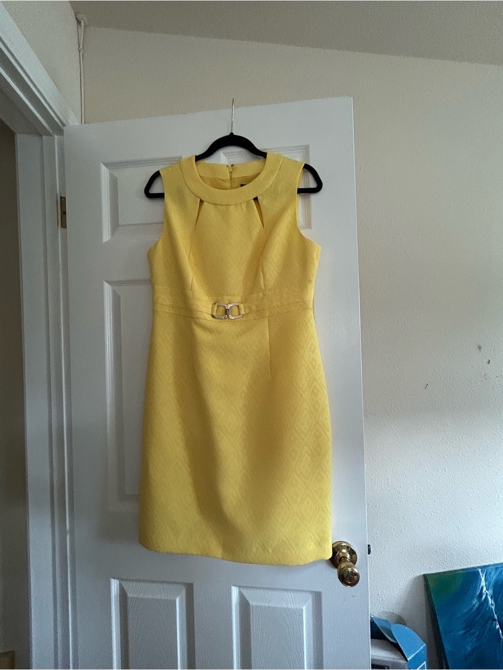 Sleeveless Yellow Sheath Dress with Decorative Waist Buckle - Womens
